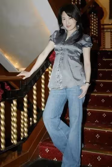 戈偉如才是「凍齡女神」,穿抹胸連衣裙勒出少女身材,55歲太驚豔