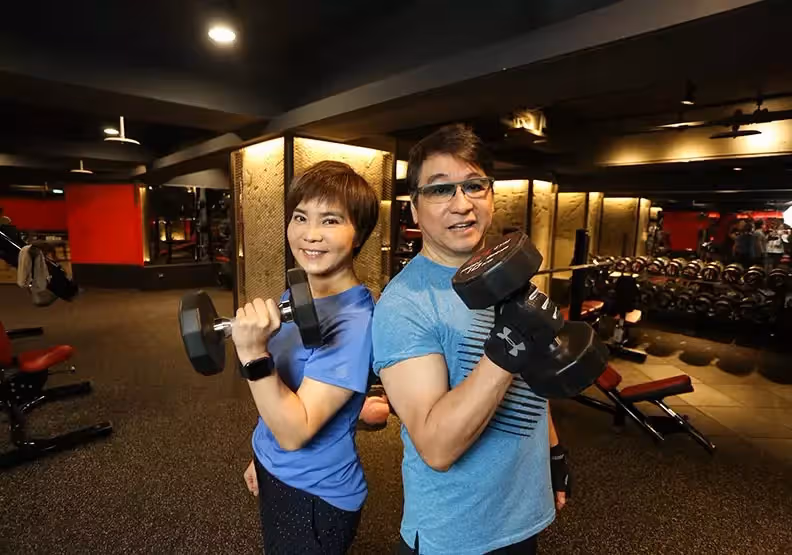 李濤、李艷秋夫妻「上山簡單生活」種田養雞樣樣來 感嘆一輩子匆忙「關懷偏鄉」:快樂才是最大價值