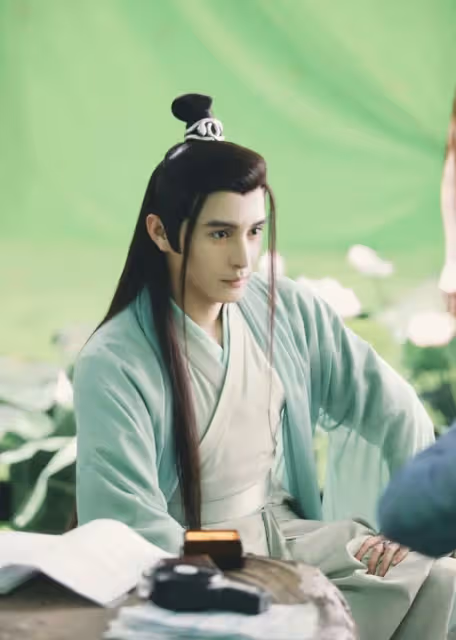 《香蜜》男星分享整容歷程，曾瘋狂填充面部，一口牙被吐槽像馬桶
