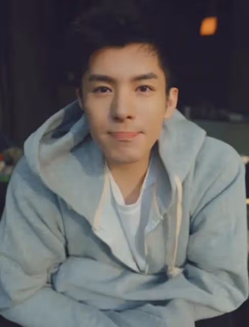 《香蜜》男星分享整容歷程，曾瘋狂填充面部，一口牙被吐槽像馬桶