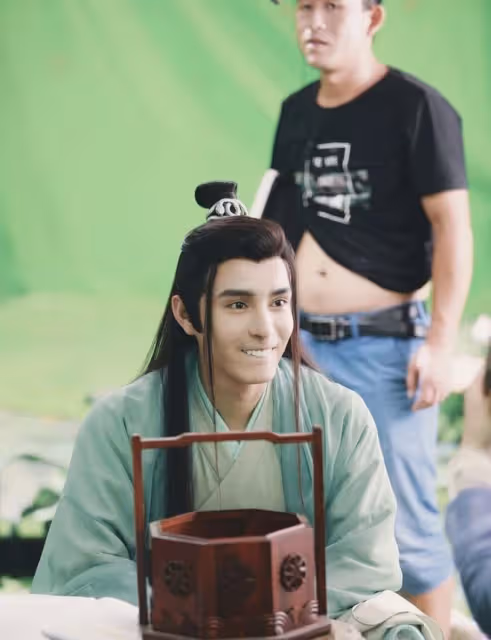 《香蜜》男星分享整容歷程，曾瘋狂填充面部，一口牙被吐槽像馬桶