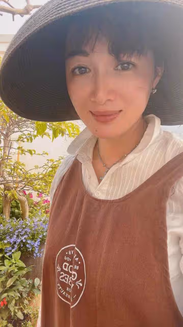 陳少霞搬新豪宅，天台打造成菜園子，65歲老公與3歲女兒開心摘菜