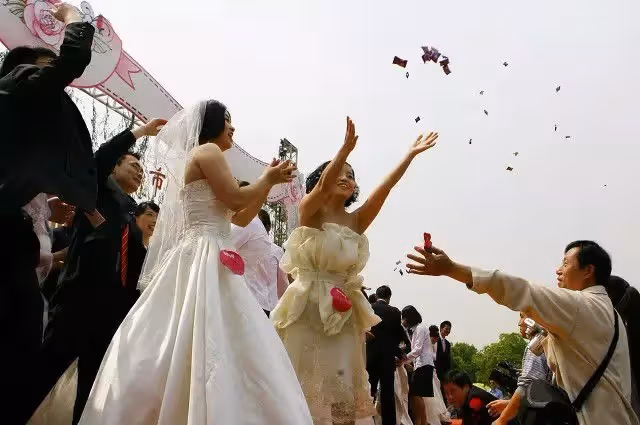 前女友潑新郎綠漆：兩個月讓你準備99萬彩禮，你卻娶別人