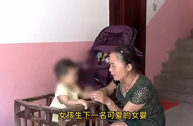 18歲兒媳生下女兒，41歲大姐當上奶奶，年紀輕輕抱孫，她卻一直悶悶不樂