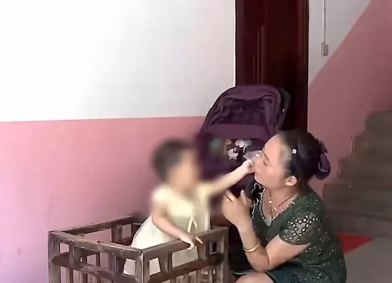 18歲兒媳生下女兒，41歲大姐當上奶奶，年紀輕輕抱孫，她卻一直悶悶不樂