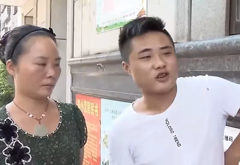 18歲兒媳生下女兒，41歲大姐當上奶奶，年紀輕輕抱孫，她卻一直悶悶不樂