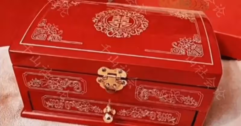 婆婆送給準兒媳婚慶九寶，其內一雙金鞋引女子不滿：給我小鞋穿？