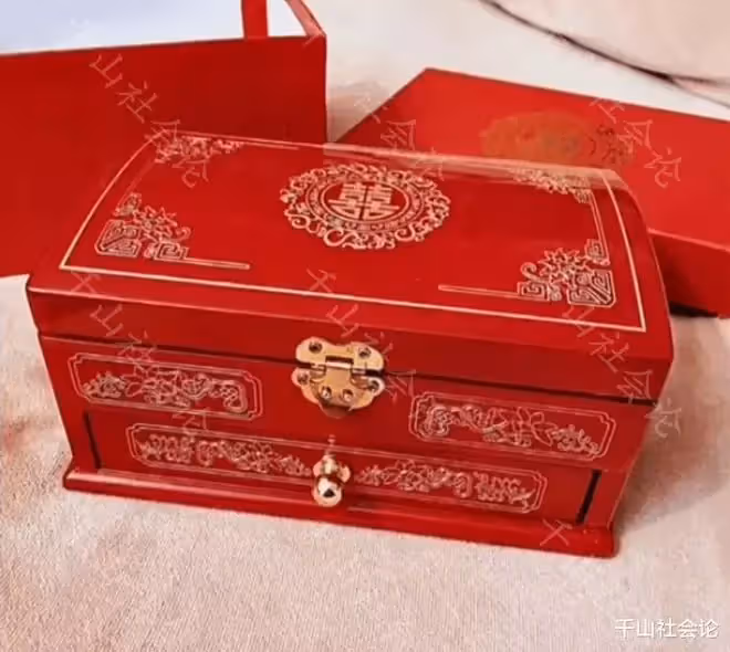 婆婆送給準兒媳婚慶九寶，其內一雙金鞋引女子不滿：給我小鞋穿？