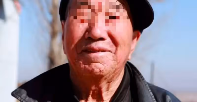 兒子每月給父親寄2萬，破產後沒錢了，大姐衝上門打了他一耳光