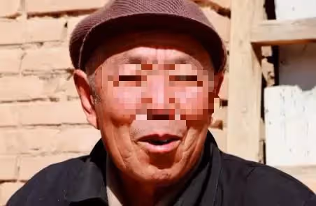 兒子每月給父親寄2萬，破產後沒錢了，大姐衝上門打了他一耳光