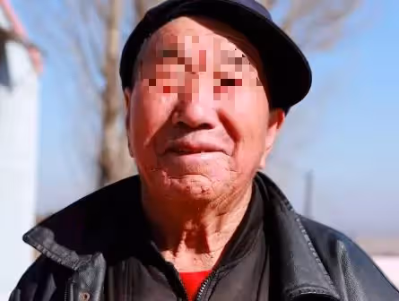兒子每月給父親寄2萬，破產後沒錢了，大姐衝上門打了他一耳光