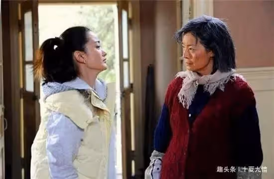 兒子開車接母親城裡養老，到他家看到開門人，七天後母親落荒而逃