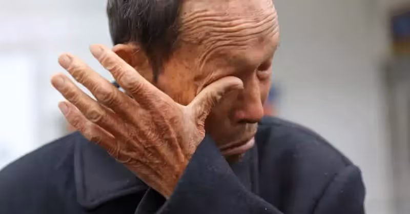 爸去世把遺產都給哥哥，天涼加衣時，口袋裡發現巨額銀行卡