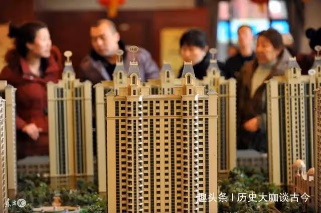 爸去世把遺產都給哥哥,天涼加衣時,口袋裡發現巨額銀行卡