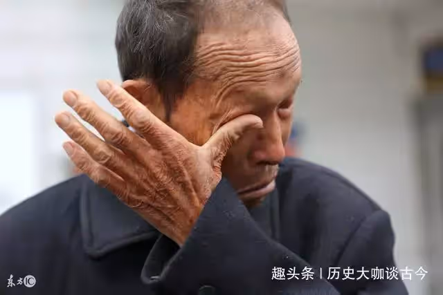 爸去世把遺產都給哥哥,天涼加衣時,口袋裡發現巨額銀行卡