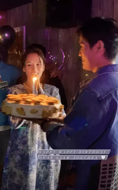 Alan婚後首秀恩愛,與陳喬恩親密相依,表白文案彰顯女方家庭地位