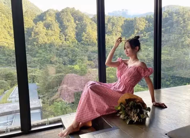Alan婚後首秀恩愛,與陳喬恩親密相依,表白文案彰顯女方家庭地位