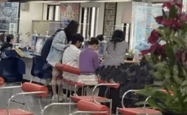 Alan婚後首秀恩愛,與陳喬恩親密相依,表白文案彰顯女方家庭地位