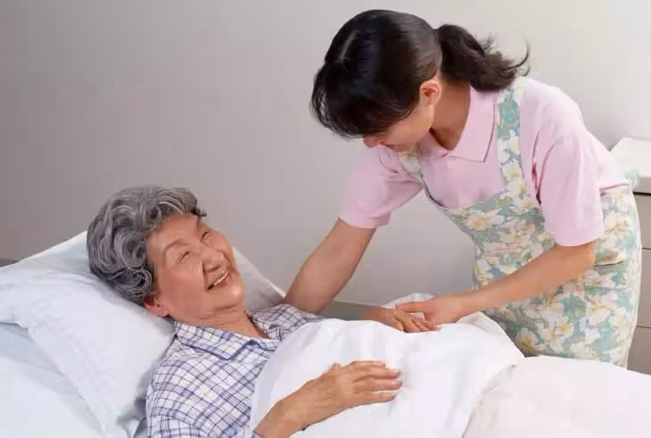 65歲阿姨臥床後才明白：人到晚年「最親的人只有一個」　不是老伴也不是兒女