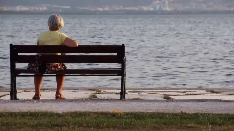 65歲阿姨臥床後才明白：人到晚年「最親的人只有一個」　不是老伴也不是兒女