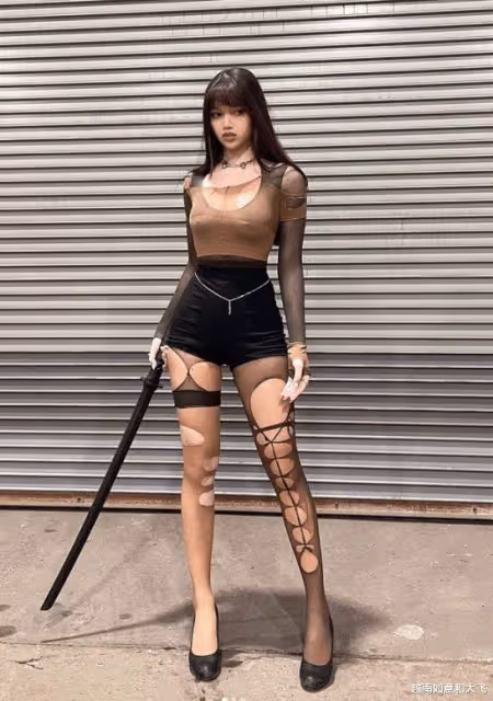因神似韓國女團成員,堪稱「人間腿精」的菲裔網紅美女在網上被罵慘了