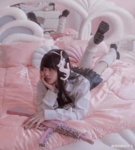 因神似韓國女團成員,堪稱「人間腿精」的菲裔網紅美女在網上被罵慘了
