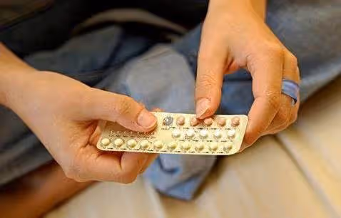 妻子舉止異常，我夜闖辦公室探究，見到她後我羞愧難當