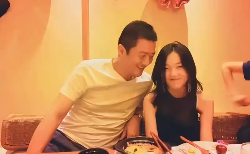 「老來得子」李亞鵬:50歲又生小兒子,一張照片牽出王菲秘密協議