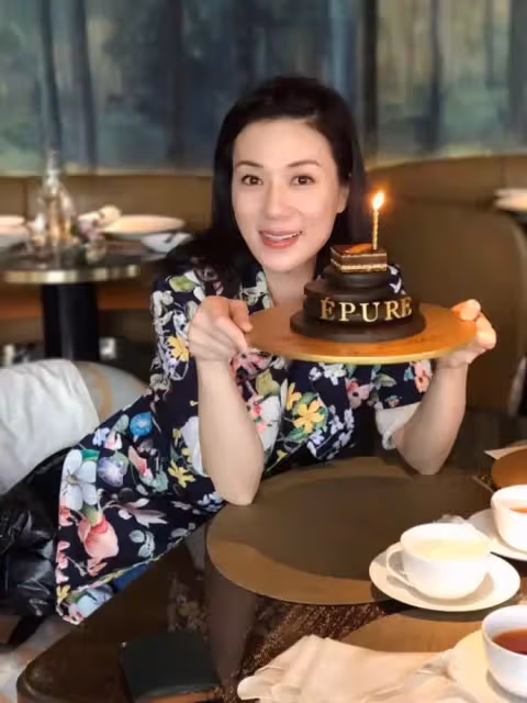 51歲《金枝欲孽》張可頤近照曝光,膚白貌美逆天凍齡,狀態大好,為事業兩度拒嫁億萬富豪,直言:享受單身