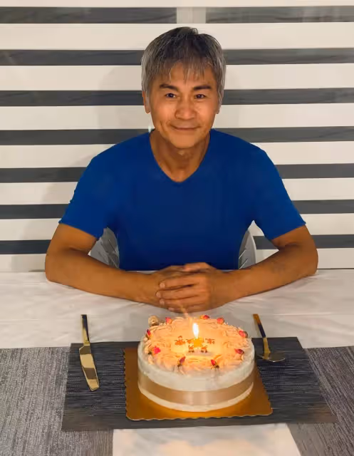 黃文豪獨自慶59歲生日,滿頭白髮變化大,單身無兒女曾稱生活枯燥,直言:愛情讓人捉摸不定