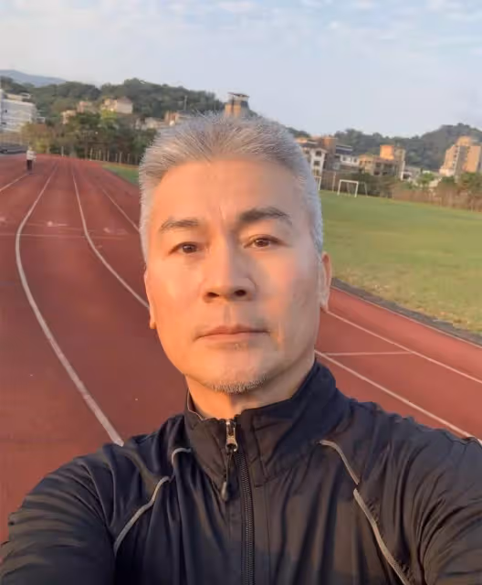 黃文豪獨自慶59歲生日,滿頭白髮變化大,單身無兒女曾稱生活枯燥,直言:愛情讓人捉摸不定