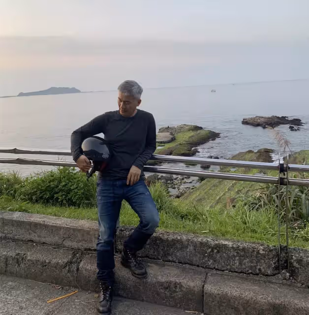 黃文豪獨自慶59歲生日,滿頭白髮變化大,單身無兒女曾稱生活枯燥,直言:愛情讓人捉摸不定