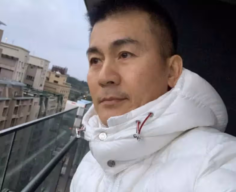黃文豪獨自慶59歲生日,滿頭白髮變化大,單身無兒女曾稱生活枯燥,直言:愛情讓人捉摸不定