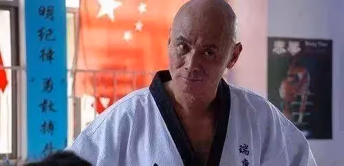 65歲劉家輝癱瘓在床,妻子捲走財產,劉德華成龍探望時淚流滿面,網友:養兒不如養自己