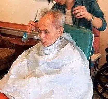 65歲劉家輝癱瘓在床,妻子捲走財產,劉德華成龍探望時淚流滿面,網友:養兒不如養自己