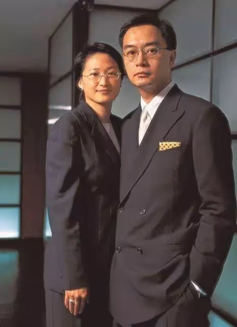 嚴凱泰遺孀「為愛扛4千億江山」主婦變女強人,28年深情 「靠一紙親筆信力挽狂瀾」轉身不讓鬚眉