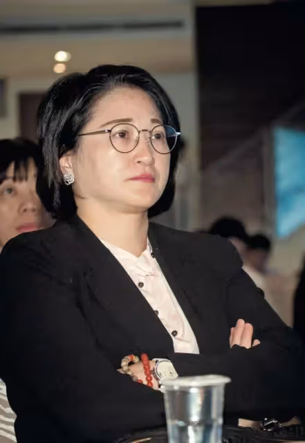 嚴凱泰遺孀「為愛扛4千億江山」主婦變女強人,28年深情 「靠一紙親筆信力挽狂瀾」轉身不讓鬚眉
