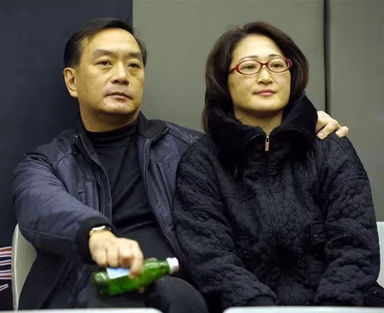 嚴凱泰遺孀「為愛扛4千億江山」主婦變女強人,28年深情 「靠一紙親筆信力挽狂瀾」轉身不讓鬚眉