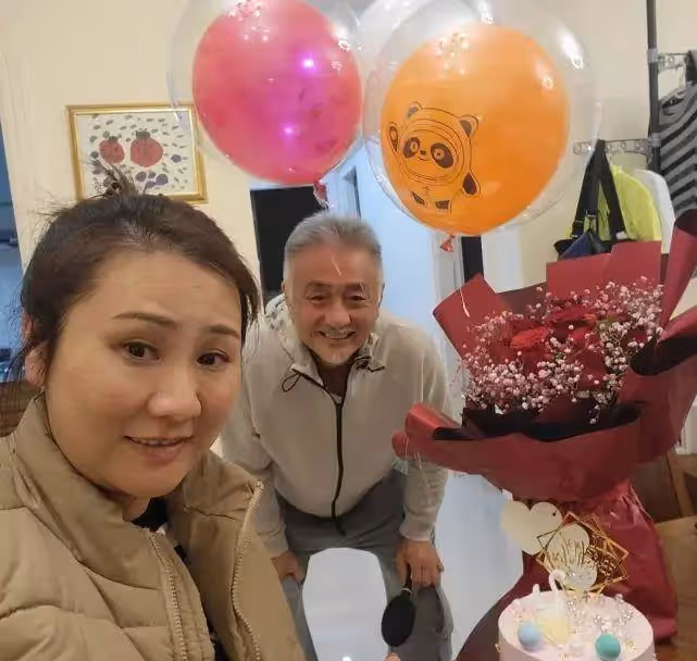 TVB老戲骨吳岱融送鮮花為老婆慶生 夫妻倆甜蜜摟在一起切蛋糕