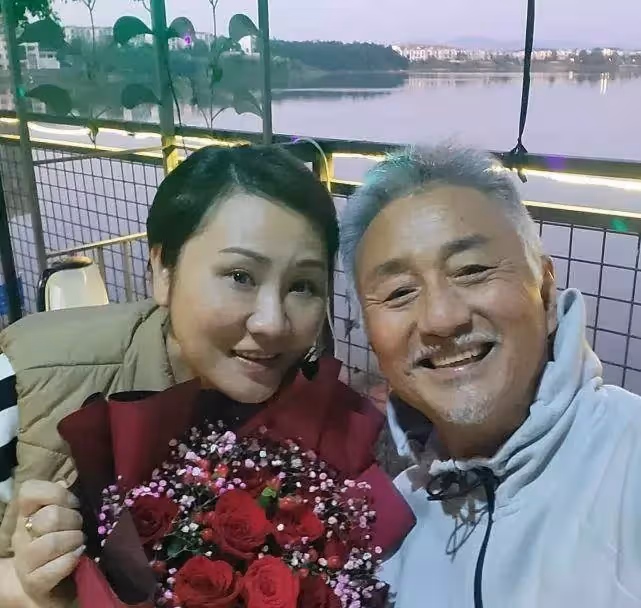TVB老戲骨吳岱融送鮮花為老婆慶生 夫妻倆甜蜜摟在一起切蛋糕