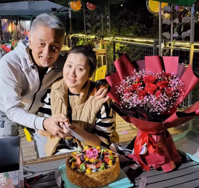 TVB老戲骨吳岱融送鮮花為老婆慶生 夫妻倆甜蜜摟在一起切蛋糕