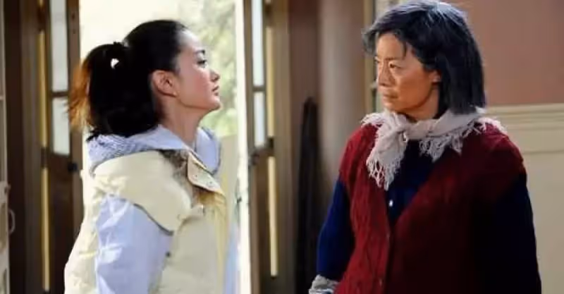 丈夫回家見母親打地鋪，當場給妻子一巴掌，這時臥室走出來一人