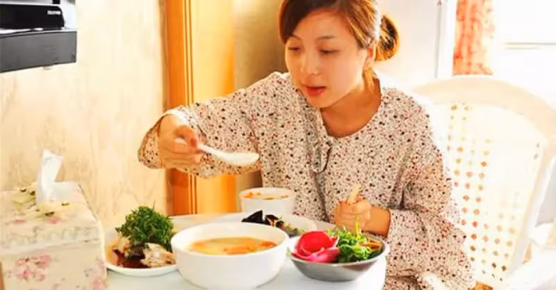 兒媳坐月子給娃煮碗餃子，婆婆大哭要求離婚，丈夫：你要學著感恩