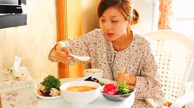 兒媳坐月子給娃煮碗餃子，婆婆大哭要求離婚，丈夫：你要學著感恩