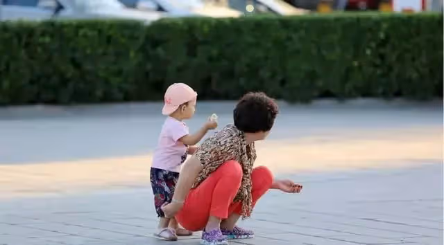 「不幫我帶孫子,你來我家住幹嘛」?面對兒媳的話,老人沉默了