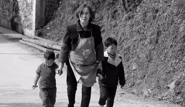 「不幫我帶孫子,你來我家住幹嘛」?面對兒媳的話,老人沉默了