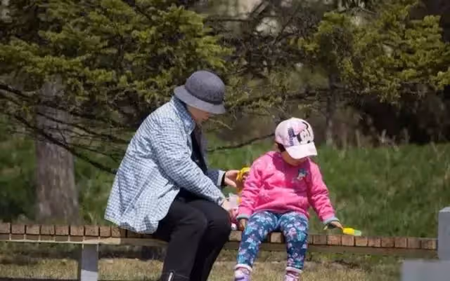 「不幫我帶孫子,你來我家住幹嘛」?面對兒媳的話,老人沉默了