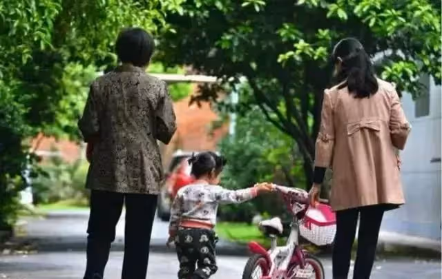 「不幫我帶孫子,你來我家住幹嘛」?面對兒媳的話,老人沉默了