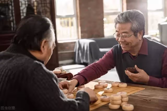 老人搭夥堅持AA制,63歲大媽:那是你的一家4口,與我無關