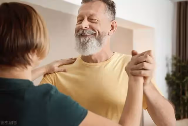 老人搭夥堅持AA制,63歲大媽:那是你的一家4口,與我無關